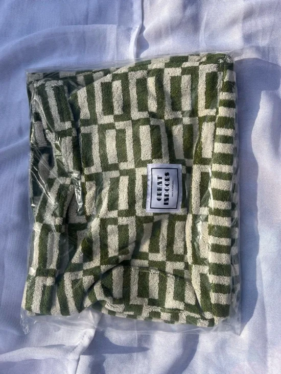 Great Indoors Green and Cream Geometric Towel Bag - Picture 1 of 2